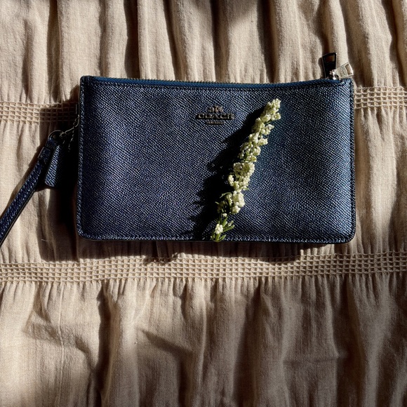 Coach Handbags - ꕤ COACH - Corner Zip Wristletꕤ